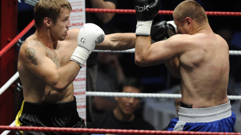 Mairis Briedis (pa kreisi) vienā no savām cīņām
Foto: Romāns Kokšarovs, Sporta Avīze, f64