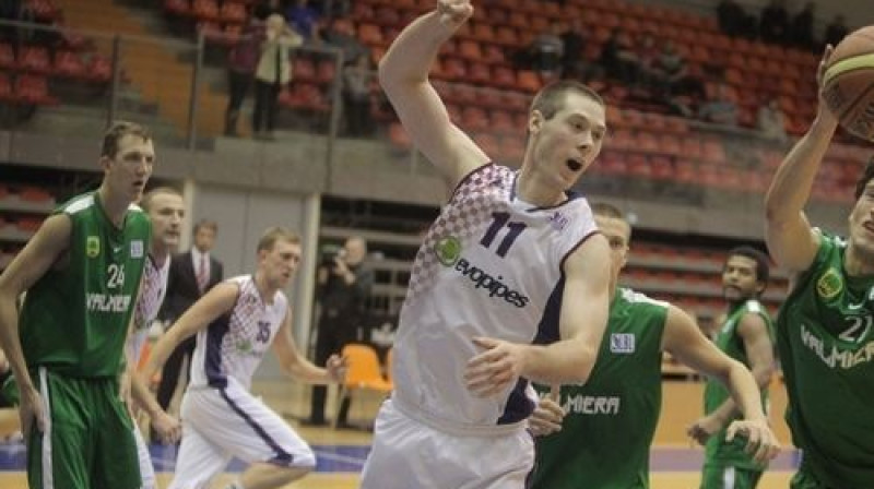Ko ''Jelgavas'' leģionārs Kails Nelsons darīja pēc zaudētās spēles pret "Neptunas" klubā "Jelgavas Balti" krekli? 
Foto: Ivars Veiliņš