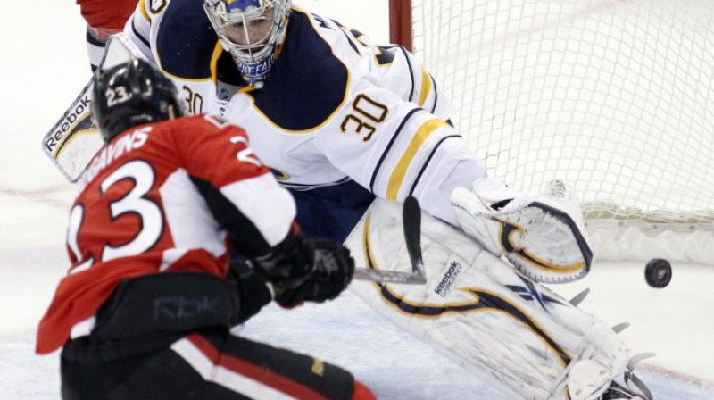 Kaspara Daugaviņa metiens pa "Sabres" vārtiem
Foto: Reuters/Scanpix