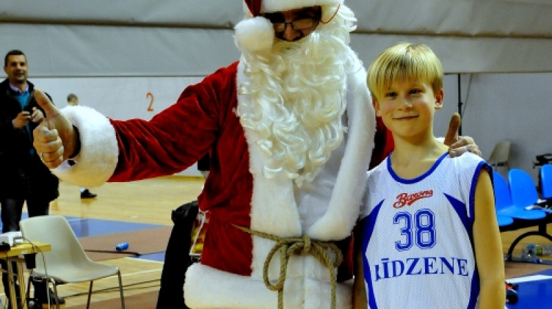 No labās: Dumles Kausa otrā posma U11 grupas uzvarētāju komandas kapteinis un Ziemassvētku vecītis.
Foto: Romualds Vambuts, sportacentrs.com