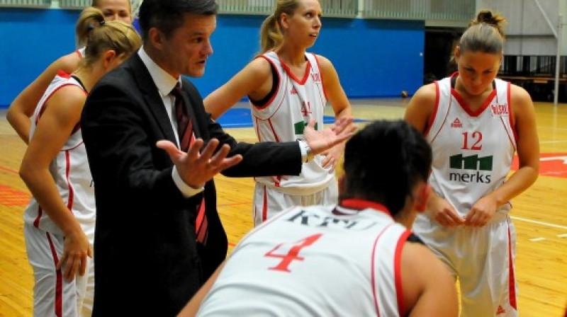 Aivars Vīnbergs un RTU/Merks pagaidām par soli atkāpušies no pērn ieņemtajām sudraba pozīcijām Latvijas Sieviešu basketbola līgā.
Foto: Romualds Vambuts, sportacentrs.com