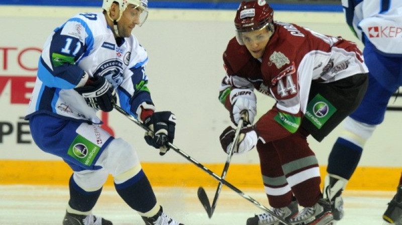 Oskars Cibuļskis aizsardzībā pret Aleksandru 
Kulakovu 21. septembra spēlē Rīgā. Foto: 
Romāns Kokšarovs, Sporta Avīze, f64