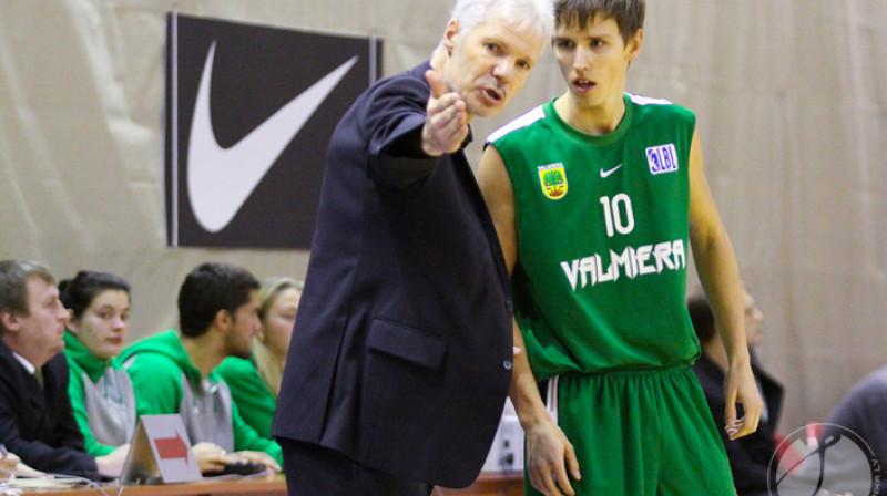 Ainārs Zvirgzdiņš dod norādījumus Ventam 
Veinbergam.  Foto: Jānis Priedītis