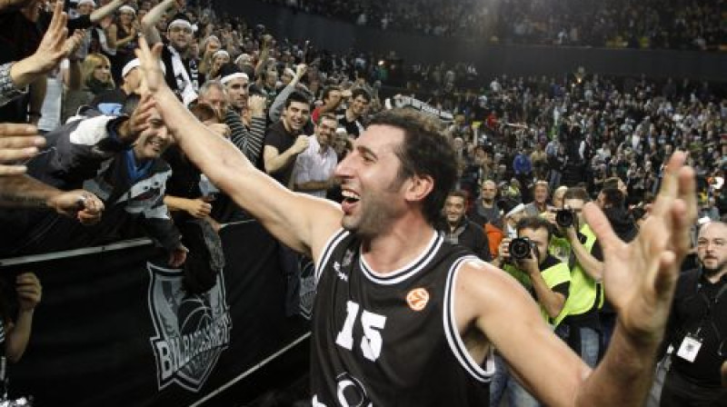 Bilbao svētki. Alekss Mumbru atzīmē kopā ar faniem
Foto: AFP/Scanpix