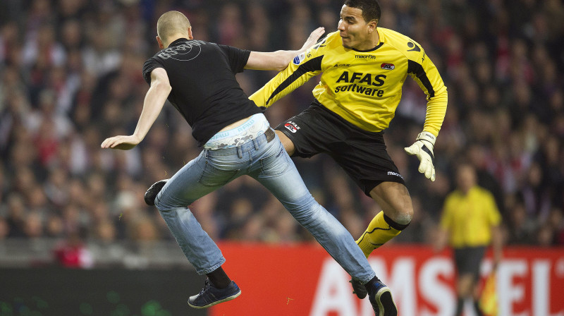 Estebans Alvarado (pa labi) sadursmē ar 19 gadus veco līdzjutēju
Foto: AFP/Scanpix