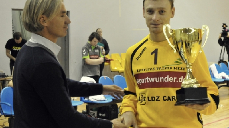 Raimonds Emuliņš pasniedz kausu Helmutam Tihanovam
Foto: Romualds Vambuts