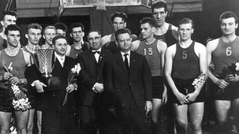 Rīgas ASK ar Eiropas kausu 1960.gadā. Oļģerts Hehts (6.) - pirmais no labās.
Foto: euroleague.net