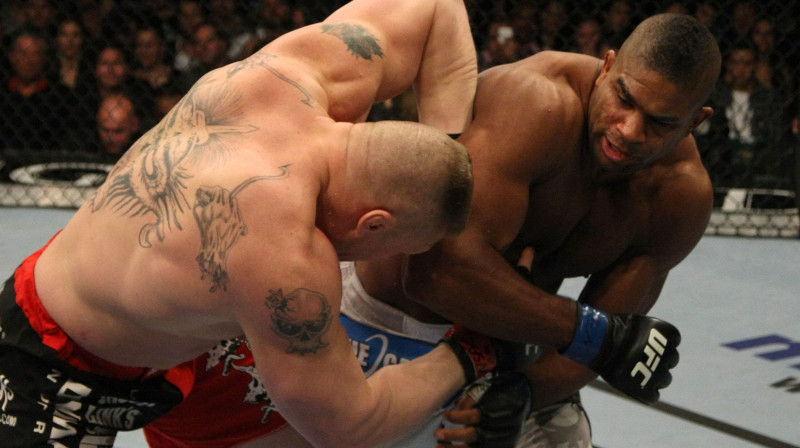 Alisters Overīms (pa labi) dauza Broku Lesnaru
Foto: ufc.com