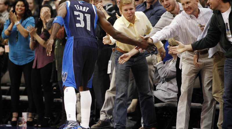 Džeisons Terijs saņem līdzjutēju apsveikumus par pirmo "Mavericks" uzvaru jaunajā sezonā
Foto: AP/Scanpix