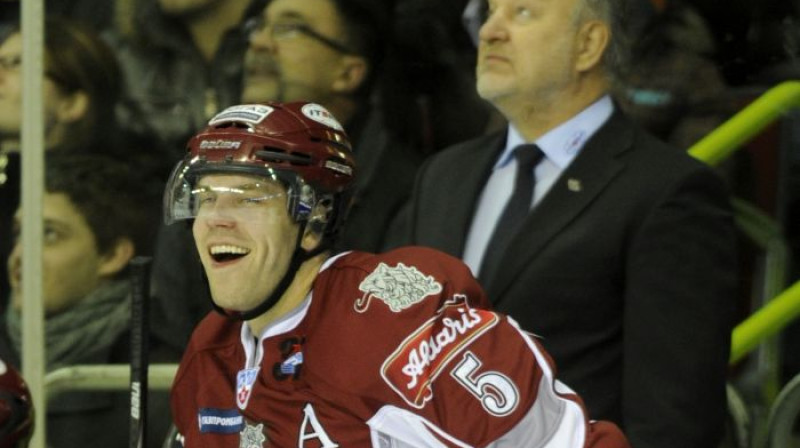 Sprukts izdara gana daudz, lai Dinamo pirmā maiņa izskatītos pēc trieciendūres...

Foto: Romāns Kokšarovs, Sporta Avīze