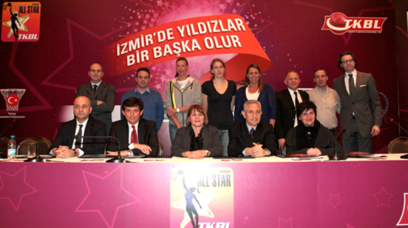 Zane Tamane un Džordžs Dikeoulakos "All Star Game" prezentācijā "Atakoy Sheraton" viesnīcā 2012. gada 3. janvārī
Foto: tbl.org.tr