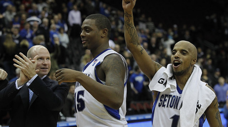 "Seton Hall" līderi Herbs Poups un Džordans Teodors ar treneri Kevinu Vilardu pēc uzvaras pār Konektikutu
Foto: nj.com
