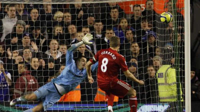 Stīvens Džerards iesit "pendeli"
Foto: Reuters/Scanpix