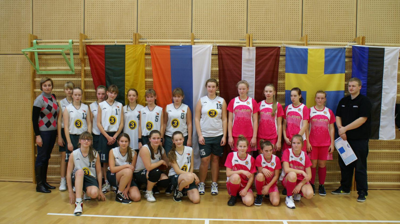 Molten kausa izcīņas viešņas - Panevēžas un Tallinas jaunās basketbolistes.
Foto: basket.lv