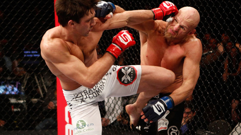 Luks Rokholds (pa kreisi) cīņā ar Kītu Džardinu
Foto: strikeforce.com
