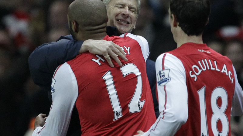 Arsēns Vengers apsveic Tjerī Anrī ar vārtu guvumu atgriešanās spēlē 
Foto: AP/Scanpix