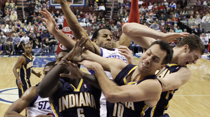 Andrē Iguadola (centrā) kļuva par rezultatīvāko "76ers" spēlētāju uzvarā pār "Pacers" 
Foto: AP/Scanpix