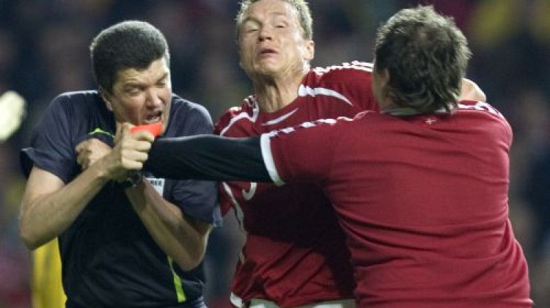 Ronijs Nērvigs uzbrūk Herbertam Fandelam
Foto: SCANPIX SWEDEN