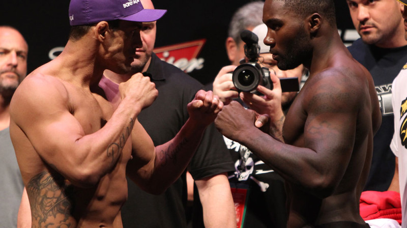 Vitors Belforts (pa kreisi) un Entonijs Džonsons svēršanās procedūras laikā
Foto: ufc.com