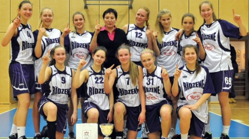 Molten kausa ieguvējas U16 grupā: BJBS Rīga/Rīdzene.
Foto: Romualds Vambuts