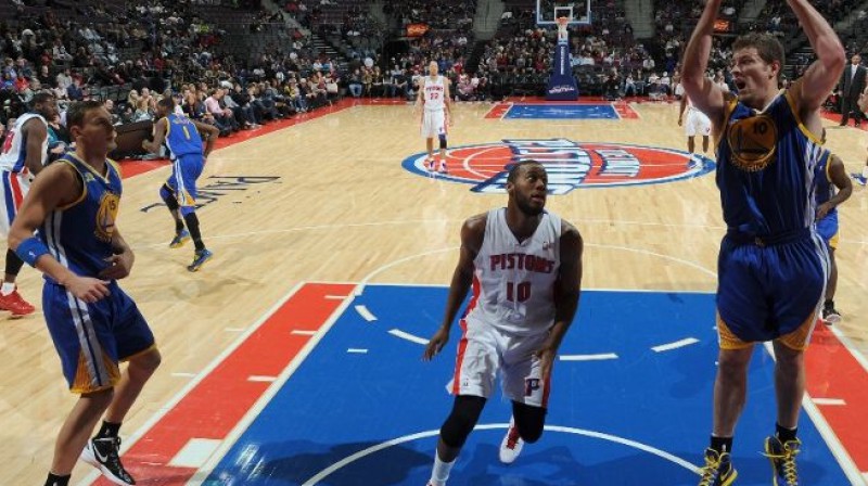 Andris Biedriņš (pa kreisi) mačā pret "Pistons"
Foto: AP/Scanpix