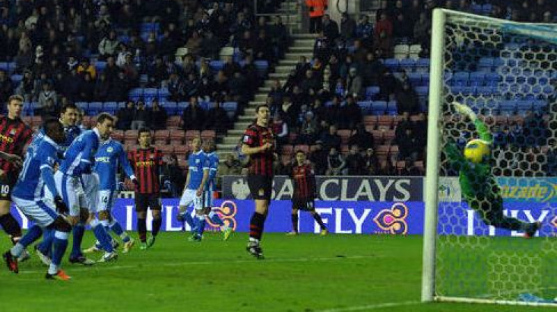 Edins Džeko ieraida bumbu vārtos
Foto: AFP/Scanpix