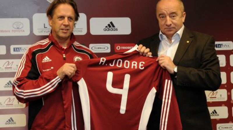 Jānis Mežeckis pasniedz Antonam Jorem Latvijas izlases kreklu
Foto: Romāns Kokšarovs, Sporta Avīze, f64