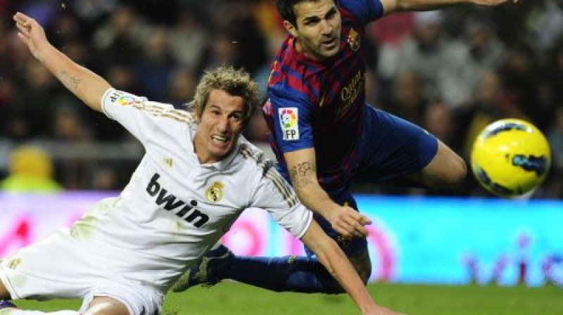 Fabiu Koentrau (pa kreisi) cīņā par bumbu par Sesku Fabregasu
Foto: AFP/Scanpix