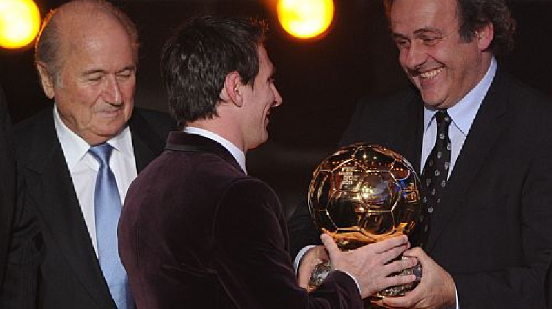 Zeps Blaters ar Mišelu Platinī sveic Lionelu Mesi
Foto: AFP/Scanpix