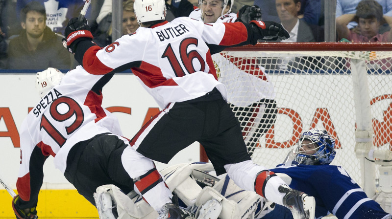 Kaspars Daugaviņš (aiz vārtiem) mirkli pēc "Senators" otro vārtu guvuma 
Foto: AP/Scanpix