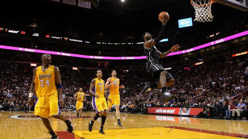 Lebrons Džeimss ātrajā uzbrukumā mačā pret "Lakers"
Foto: AFP