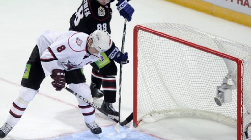 Sandis Ozoliņš cenšas nosargāt savas komandas vārtus
Foto: Romāns Kokšarovs, Sporta Avīze, f64