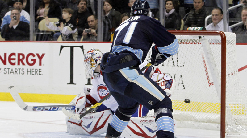 Jevgēņijs Malkins, gūstot uzvaras vārtus pēcspēles metienos 
Foto: AFP/Scanpix