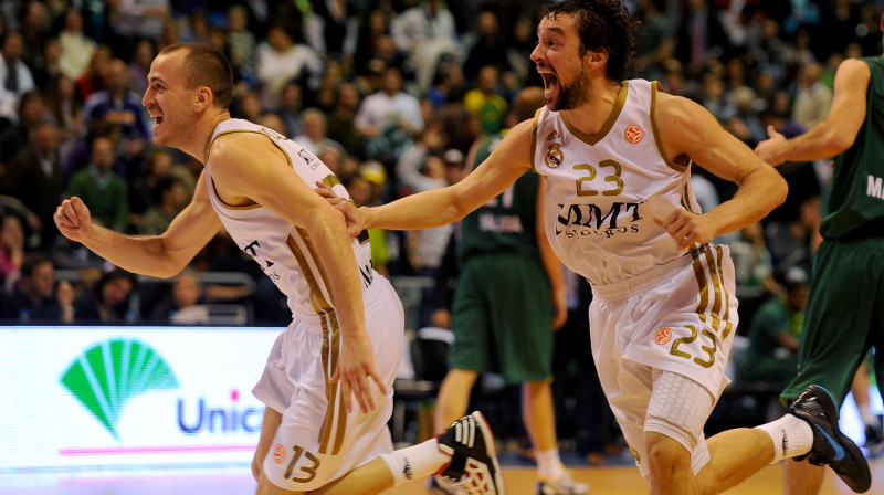 Serhio Rodrigess (pa kreisi) un Serhio Lulls priecājas par izcīnīto uzvaru pēdējā sekundē
Foto: AFP