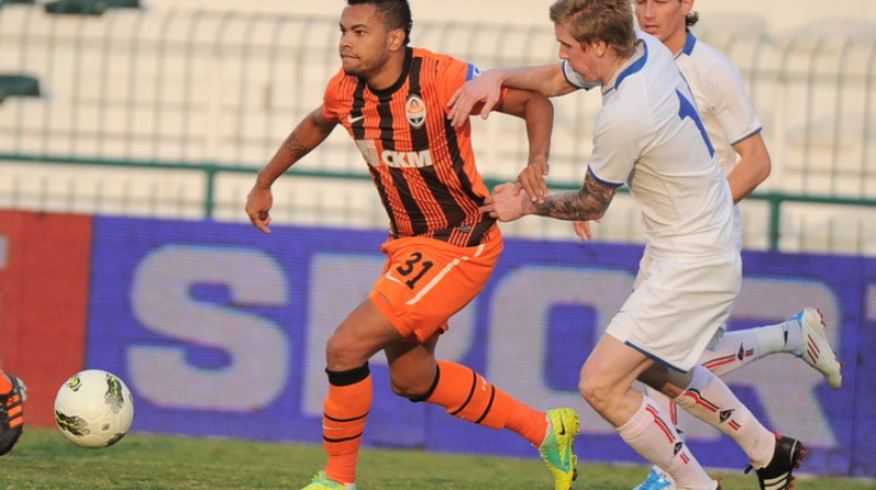 Artis Lazdiņš (pa labi) Dubajā piesaistījis uzmanību ar daudzajiem tetovējumiem. 
Foto: http://shakhtar.com