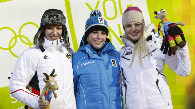 Ulla Zirne (pa labi) uz jaunatnes olimpisko spēļu goda pjedestāla.
Foto: REUTERS/Scanpix