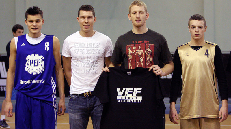 "VEF Rīgas skolu superlīgas" metienu konkursa dalībnieki (no kreisās): Ivars Žvīgurs, Dairis Bertāns, Mārtiņš Zemturis, Nauris Bikovs
Foto: Renārs Buivids