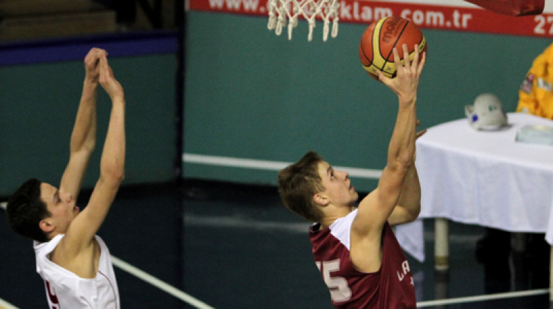 Latvijas U16 izlases uzbrukuma smailē komandas rezultatīvākais spēlētājs Rauls Avenītis.
Foto: tbf.org