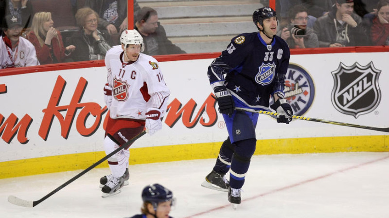 Daniels Alfredsons un Zdeno Hāra
Foto: Dave Sandford/NHLI via Getty Images