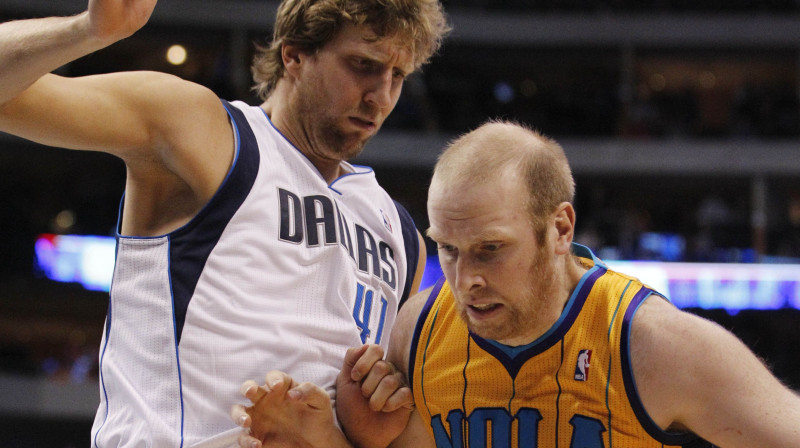 Dirks Novickis un Kriss Keimens vasarās mēdz pārstāvēt Vācijas izlasi, bet NBA abi ir konkurenti 
Foto: AP/Scanpix