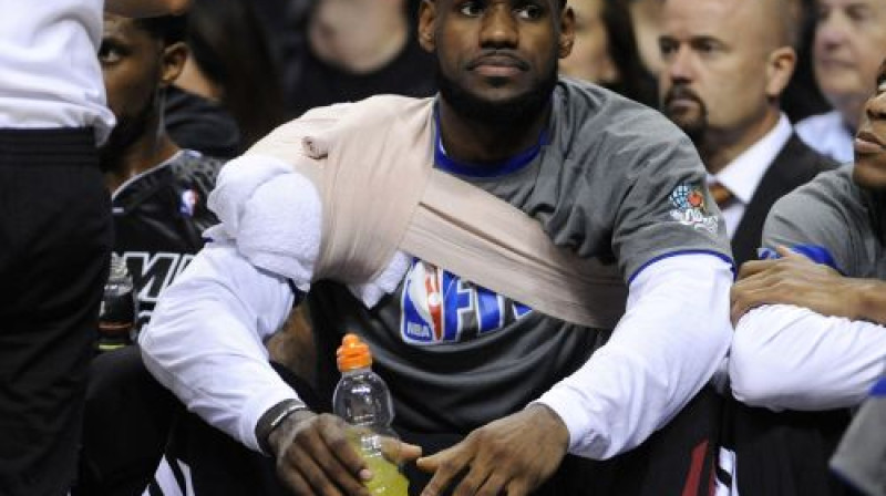 Labā pleca savainojums netraucēja Lebronam Džeimsam gūt 35 punktus
Foto: AP/Scanpix
