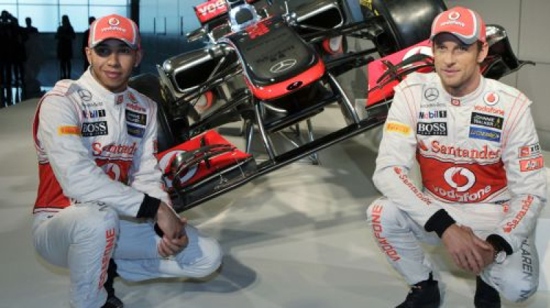 Luiss Hamiltons un Džensons Batons pie jaunā modeļa
Foto: AFP/Scanpix