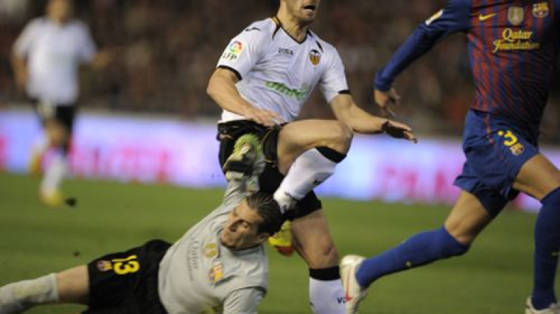 Hosē Manuels Pinto ārpus soda laukuma ar roku aptur "Valencia" uzbrukumu, taču netiek par to sodīts
Foto: AFP/Scanpix