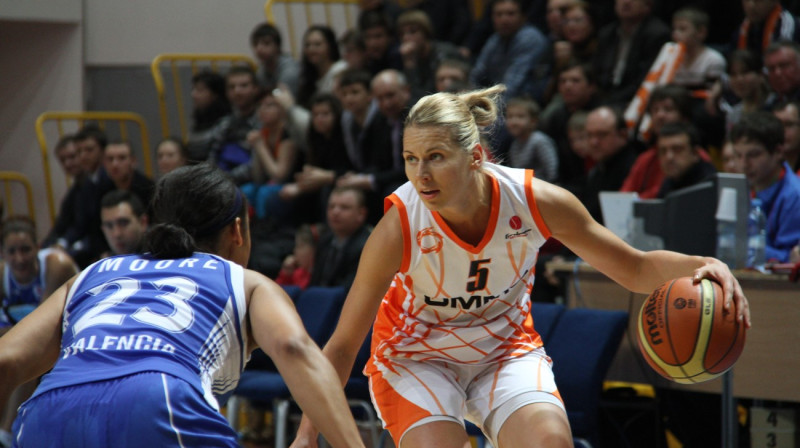 Anete Jēkabsone-Žogota Eirolīgas spēlēs UGMK un "Fenerbahce" sastāvos realizējusi 27 no 27 soda metieniem
Foto: basket.ugmk.ru