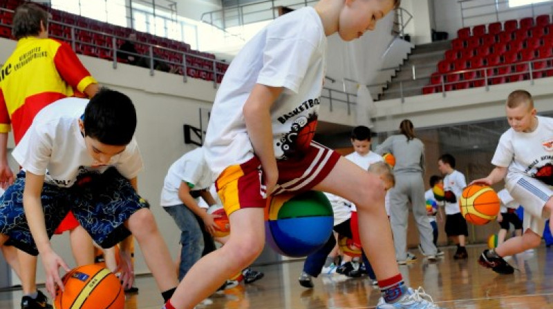 Topošie basketbolisti dribla "stacijā".
Foto: Romualds Vambuts