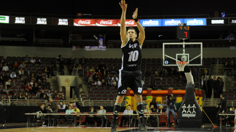 Sandis Valters 6. janvāra spēlē ar "Nizhny Novgorod" komandu
Foto: Romāns Kokšarovs, "Sporta Avīze", f64