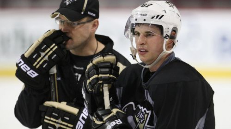 Sidnijs Krosbijs ar "Penguins" galveno treneri Denu Bailsmu
Foto: AP/Scanpix
