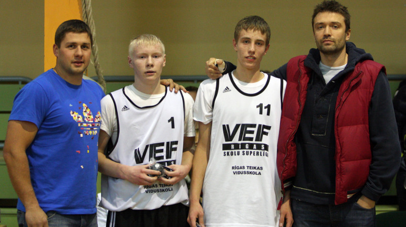 "VEF Rīgas skolu superlīgas" eksperti Raimonds Elbakjans (no kreisās) un Kristaps Janičenoks (no labās) kopā ar labākajiem spēlētājiem - Raivo Lemiesi un Kristapu Gludīti.
Foto: Renārs...