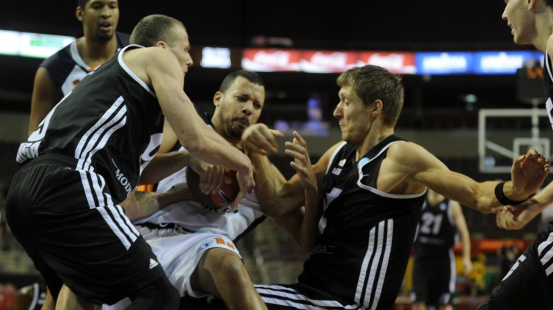 Gatis Jahovičs, Kaspars Bērziņš un Dairis Bertāns pašaizliecībā cīņā par galveno spēles priekšmetu 
Foto: Romāns Kokšarovs, Sporta Avīze, f64