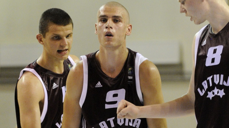 U19 izlases rindās - Edmunds Dukulis, Renārs Magone un Dāvis Bertāns 
Foto: Romāns Kokšarovs, Sporta Avīze, f64